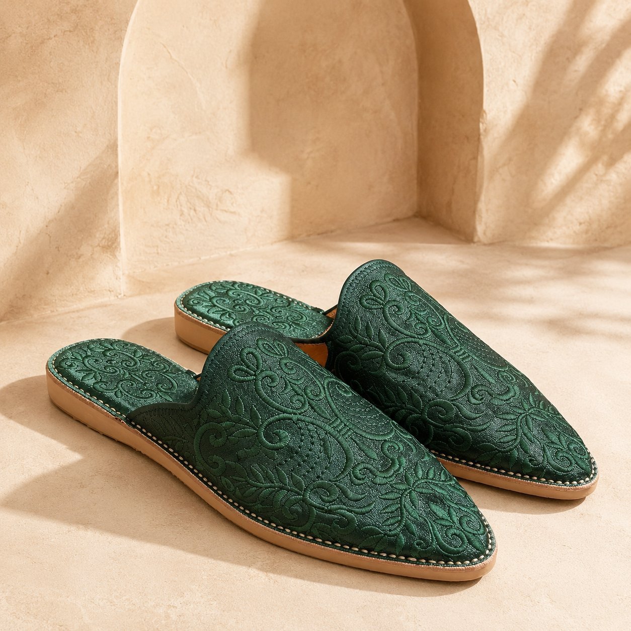 Babouche Émeraude femme mule en satin brodé vert